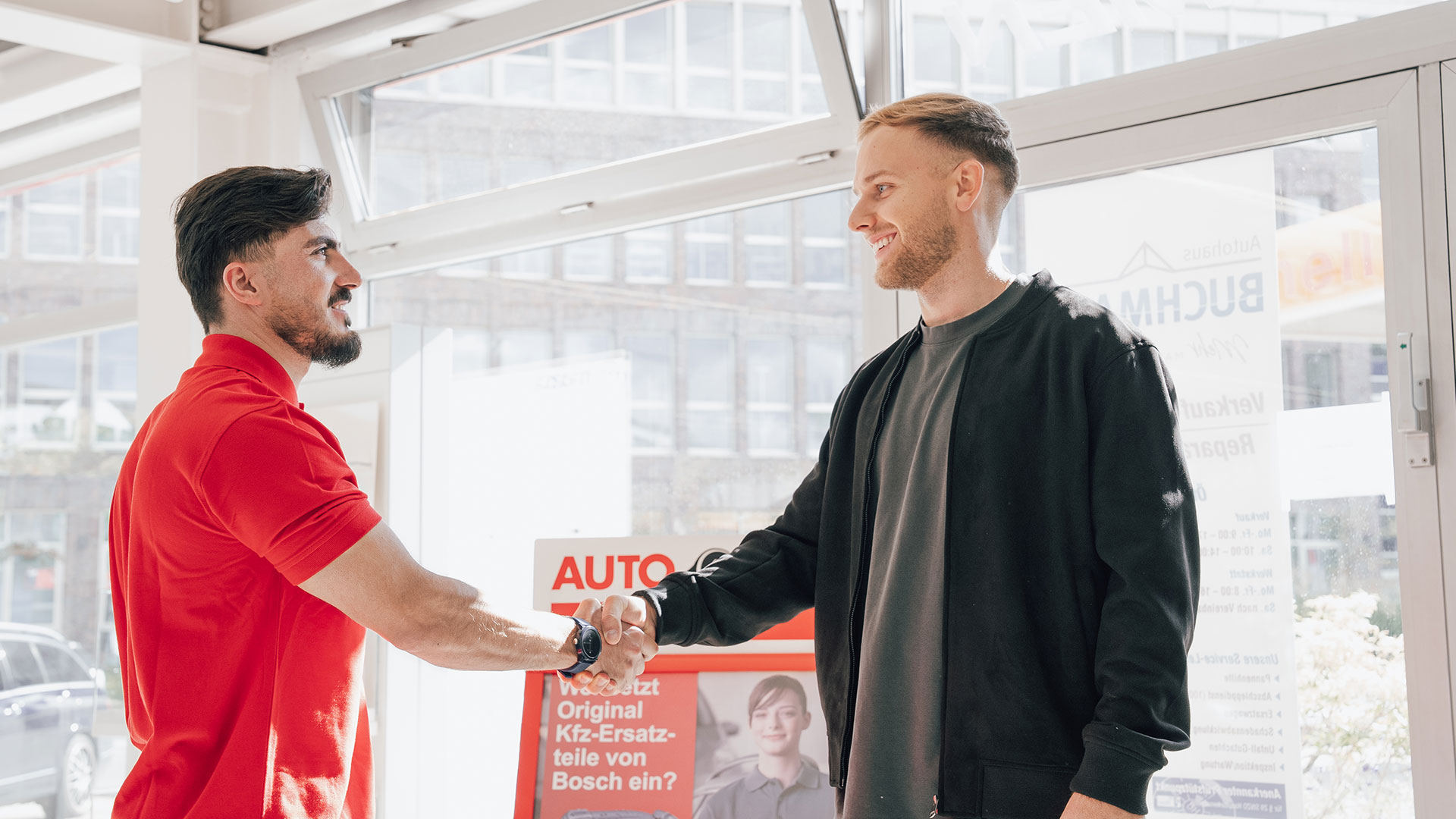 AutCrew Mitarbeiter gibt dem Kunden die Hand